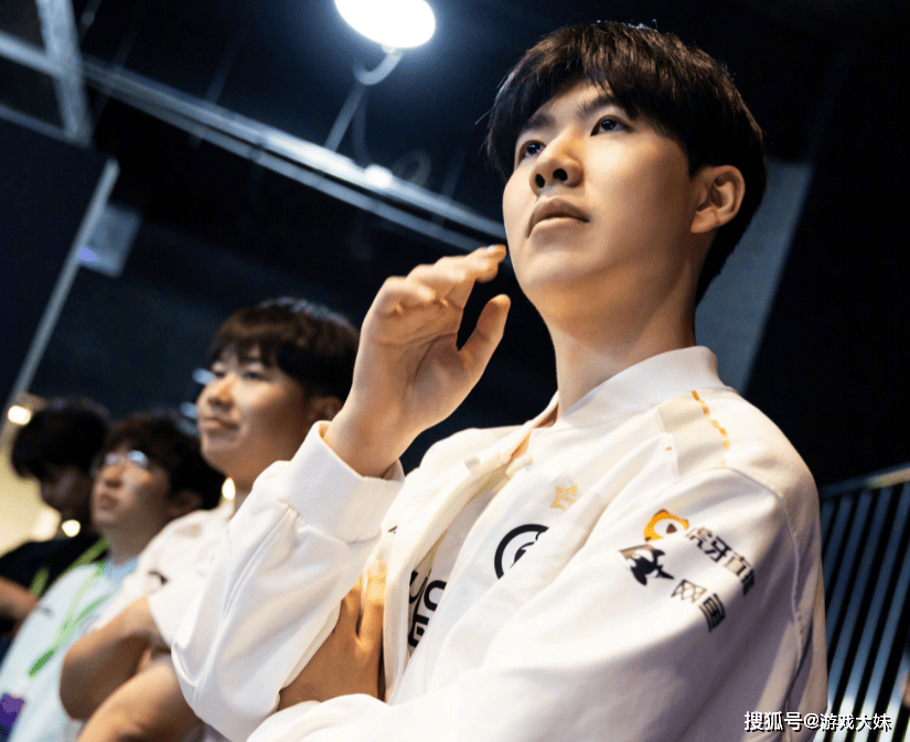今晚浙江队调整名单以备社区盾TheShy在SKT比赛中惊艳表现，现场解说直呼：字母哥与40激战独行侠分钟的简单介绍